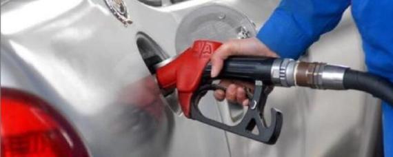 车加油时一顿一顿的是什么原因