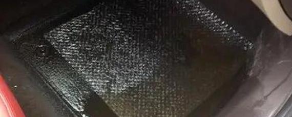 汽车副驾驶脚垫下面有水是什么原因
