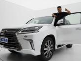 雷克萨斯LX570焕发出年轻一代的朝气与冲击力，纺锤形进气格栅相比原有车款更加夸张，并且搭配粗壮的镀铬装饰之后更加显得厚重。于此同时...