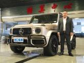 奔驰G63采用4.0L V8双涡轮增压发动机，9速手自一体变速箱。新车纯粹的造型设计，仿佛就是为征服而生，澎湃的动力，让每个驾驭它的...