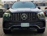 AMG GLE 53内外的设计把“运动感”、“豪华感”和“设计感”这三个词很好的融合。GLE 53 换装了AMG家族最新的设计语言，...