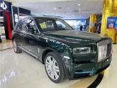 劳斯莱斯库里南是最贵的一款SUV，也是劳斯莱斯家族的第一款SUV，无论性能还是配置都是独一无二的，光是停在这里就有一种非常强大的气场...