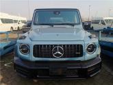奔驰G63是奔驰中的大哥大，经典的方盒子造型，简约又不失霸气，内饰的品质和配置更是无可挑剔，只有你想不到的，没有它做不到的，尽显越野...