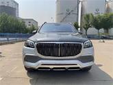 迈巴赫GLS600号称移动头等舱，是一款顶级豪华的SUV，车身各处都装饰着迈巴赫LOGO，象征着它的迈巴赫身份，秉承着至尊豪华的理念...
