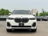 宝马X7作为全新的SUV，豪华感要更强一些，实力表现非常的完美，车内各种安全辅助系统，配置一应俱全，公路驾驶性能非常的出色，带你体验...