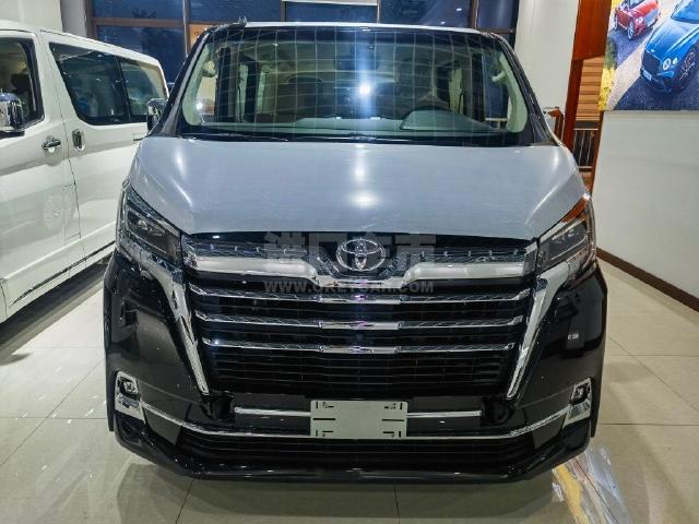 中东版2022款 丰田格兰维亚 2.8T 柴油 Premium高级版