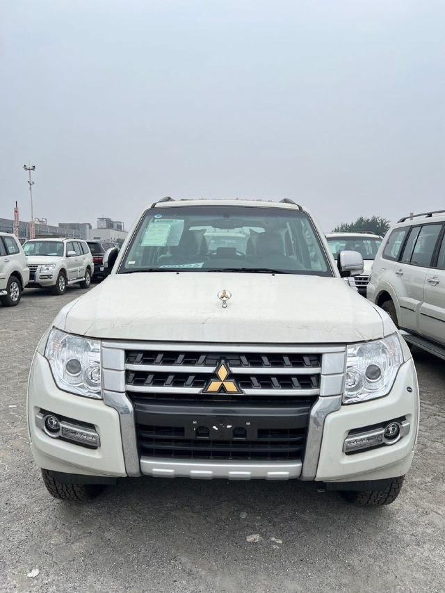 中东版2022款 三菱帕杰罗V93 3.0L GLS 织物