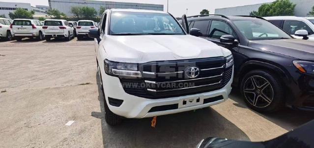 中东版2024款 丰田酷路泽4000 4.0L GX-R 4气 17铁轮 三差 无绞盘