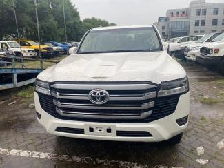 2024款 丰田酷路泽4000 4.0L GX-R 8气 18轮 丝绒 贵宾热线 18622901333 支持全国分期 全国上牌 定金发车 视频验车 
