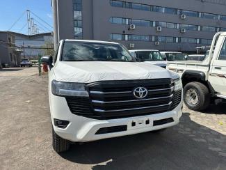 2025款 丰田酷路泽4000 4.0L GX-R 4气 17铁轮 三差 无绞盘 海外直采，可视频验车，支持全国分期购车 全国上牌 寇经理：15922271117