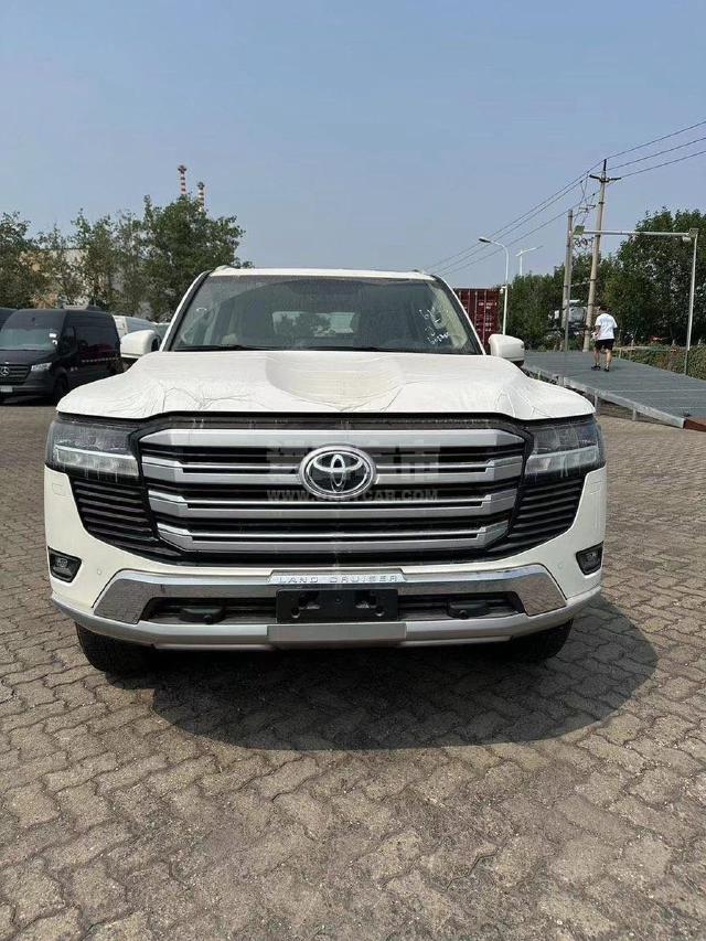 中东版2025款 丰田酷路泽3500 3.5T GX-R 20轮 JBL 前通风 雷测 High科威特
