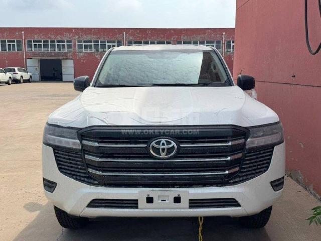 中东版2024款 丰田酷路泽4000 4.0L GX-R 4气 17铁轮 三差 无绞盘